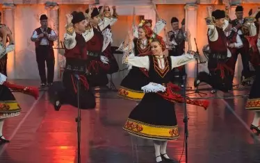 Спектаклите на "Шевица" - много емоция, светлина и радост, но и дисциплина, точност и прецизност.