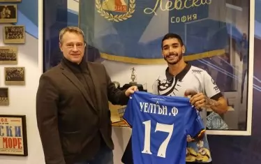 Изпълнителният директор на "Левски" Ивайло Ивков представя бразилеца Уелтън, след като нападателят подписа договора си.