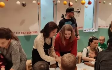 По време на работилницата за коледни сладки с Даниела Динева през 2019 г.