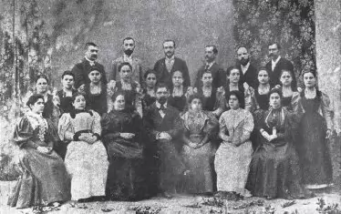 Михаил Сарафов (на първия ред в средата) с първия випуск на българската девическа гимназия в Солун.