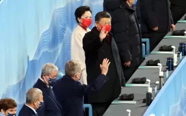 Китайският президент Си Дзинпин маха от ложите по време на заключителната церемония.