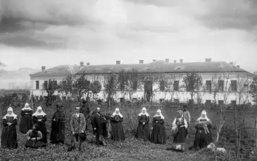  Управителят на Клементинска болница д-р Ив. Кожухаров и сестрите католички пред сградата на лечебното заведение.