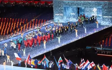 Моментът на вкарването на флаговете на държавите участници на игрите.