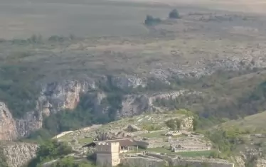  Поглед към крепостта отдалеч.