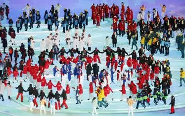 Един от символите на олимпийската идея - спортистите от различни делегации влизат хванати за ръце на церемонията по закриването на игрите.