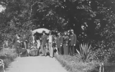  Княгиня Клементина (седнала), заедно с княз Фердинанд (до нея) и други роднини, и придворни лица.