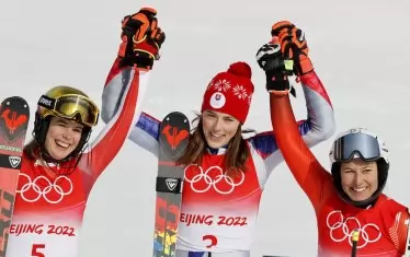 Щастливата олимпийска шампионка Петра Влъхова е вдигнала ръцете на подгласничките си Катарина Линсбергер (вляво) и Венди Холденер (вдясно) след финала на слалома в Янцин.