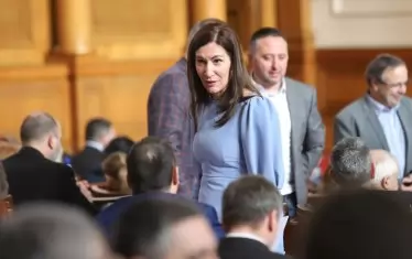 Депутатът от ГЕРБ Николина Ангелкова успя да зададе 300 въпроса към министри за ден