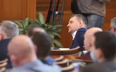 Парламентът държи в тайна как Пеевски получава заплатата си