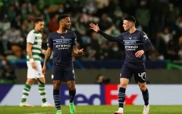 Английските национали Фил Фоудън (вдясно) и Рахийм Стърлинг се поздравяват след третия гол във вратата на "Спортинг", предначертал предсрочното класиране на "Манчестър Сити" за 1/4-финалите в Шампионската лига.