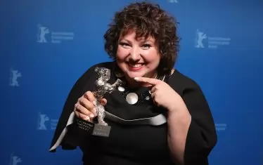 Откак актьорските награди на "Берлинале" са полово неутрални, всичките 4 са спечелени от жени. Тук - Мелтем Каптан със "Сребърна мечка" за най-добра главна роля.