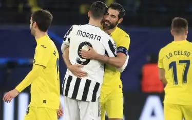 Бившите съотборници в "Реал" (Мадрид) - испанските национали Алваро Мората и Раул Албиол, се прегръщат приятелски след равенството между настоящите им клубове - съответно "Ювентус" и "Виляреал".