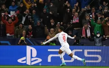 Австрийският национал Чуквубуике Адаму ликува заедно с публиката на "Ред Бул Залцбург" след гола си, който бе отбелязан 9 минути след влизането му в игра.