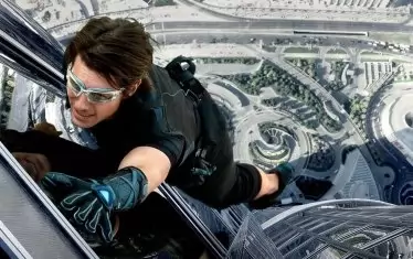 Том Круз виси на летящ биплан в новия "Мисията невъзможна"
