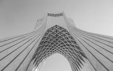 В архитектурата на кулата Азади е видимо съчетанието на персийски със западни стилове.