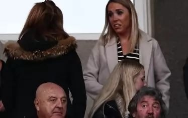 Президентът на "Славия" Венцеслав Стефанов (долу вляво) е седнал до Хосе Мари Бакеро, а горе вдясно е една от дъщерите на Христо Стоичков - Христина, която е семеен приятел на Бакеро.