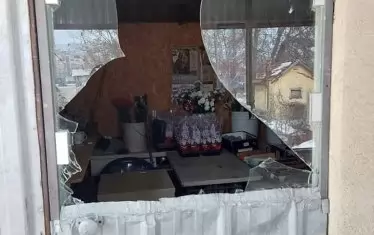 Счупеният прозорец на Културния информационния център "Иван Михайлов" в град Битоля.