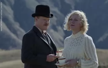 Джеси Племънс и Кирстен Дънст - герои, които се опитват да намерят щастието в трудна среда.