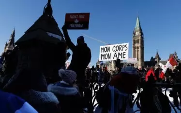  Антиваксъри в Отава издигат лозунга "Моето тяло е моята душа".
