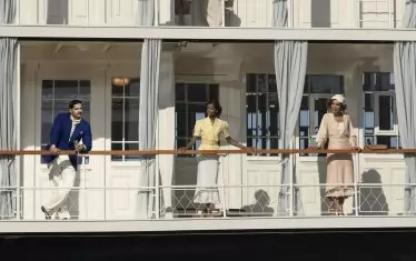 Сценаристът Майкъл Грийн успява по дискретен начин да интегрира цели трима цветнокожи герои в повествованието на расистката Кристи.