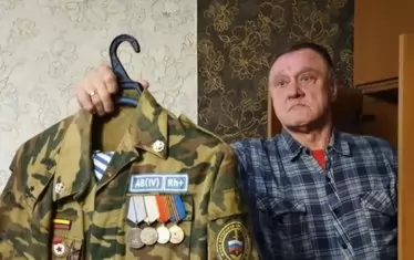 Александър Василиев, ветеран от първата чеченска война и „вандал“ показва бойните си отличия.