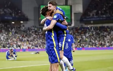 Жоржиньо (вдясно) прегръща автора на решаващия гол за "Челси" Кай Хаверц след края на финала срещу "Палмейрас".