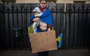 Украинка с децата си пред руското посолство в Париж