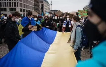 Антивоенна демонстрация пред Бранденбургската врата в Берлин