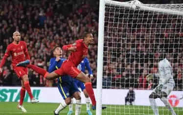  Защитникът на "Ливърпул" Жоел Матип бележи в 68-ата мин. първия от отменените голове в мача.