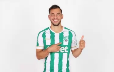 Бившият титуляр на "Левски" Давиде Мариани сочи емблемата на екипа на "Берое", след като подписа със старозагорци.