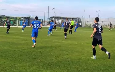  Авторът на първия гол за "Левски" - Марин Петков (№88) се е затичал към вратата на "Верес".