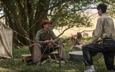 Бенедикт Къмбърбач първо декларира неприязън, после търси сближаване със сина на вдовицата Питър.