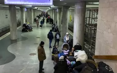  Майки с деца се крият в метрото в Харков.