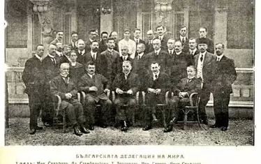 Българската делегация в Париж за подписването на Ньойския договор. Михаил Сарафов е първият вляво от седналите, до него е Александър Стамболийски.
