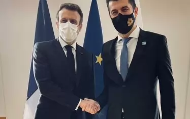 Петков и Макрон си стиснаха ръцете въпреки възприетия напоследък санитарен маниер държавниците да не си подават ръце.