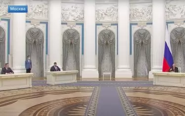  Путин и "президентите" на ДНР и ЛНР сключват договори за дружба, сътрудничество и взаимна помощ веднага след подписването на указа за признаването от Русия на независимостта на двете сепаратистки републики