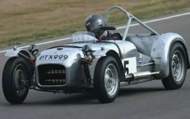  Тук музикантът управлява своя спортен "Лотус" по време на състезание в Англия през 2009 г.