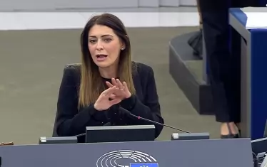 Роберта Мецола жестикулираше гневно, докато обясняваше, че никакви нацистки и фашистки знаци не са допустими в Европарламента.