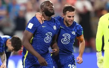 Централният нападател Ромелу Лукаку (вляво) получава поздравления от капитана си в "Челси" Сесар Аспиликуета, след като е открил резултата срещу "Палмейрас".