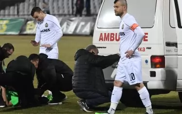 Служител от медицинския екип се мъчи да отвори вратата на линейката, докато встрани от него се полагат грижи за изпадналия в безсъзнание Петков.