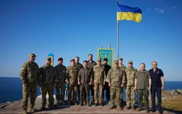 Част от Защитниците на Змийския остров се снимаха на 9 август 2021 г. с президента Зеленски (ниският в средата), който наблюдава военно учение.