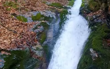 ... а водата във вретеното се завихря и усуква в каменното корито.