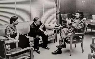 Жан Пол-Сартр и Симон дьо Бовоар остават винаги настроени срещу САЩ. В началото на 60-те се срещат с Ернесто Че Гевара. Но илюзиите им за СССР вече са рухнали...