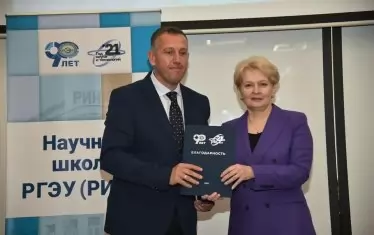 Проф. Терзиев получава почетна грамота за благодарност за развитие на научноизследователската и иновационната дейност на Ростовския държавен икономически университет от ректора на Университета проф. д.и.н. Елена Макаренко.