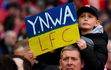 Футболните стадиони са виждали какви ли не изстъпления. Но сега сърцата на  всички фенове бият заедно. Привърженици на "Ливърпул" казват на украинския народ, че никога няма да бъде изоставен.