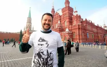 Италианецът Матео Салвини бе сред мнозината, които през последните години обличаха фланелка с лика на Путин. След нахлуването в Украйна нормалните хора я съблякоха завинаги.