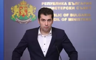 Не му е лесно на Кирил Петков. Падна му се да управлява в невероятно труден момент - прави грешки, но и ги поправя; опитва се да бъде силен в момент, когато целият свят отчаяно търси силата.