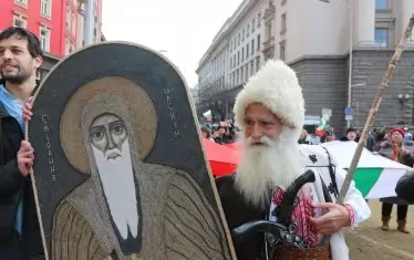 Така изглеждат антинатовските митинги на "Възраждане" днес. Но предоставянето на оръжие на Украйна вероятно няма да се хареса и на доста от сериозните хора. 