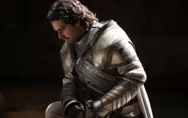 Фабиен Франкел е сир Кристън Коул — всичко, което притежава е името си, честта и умението да борави с меча си.