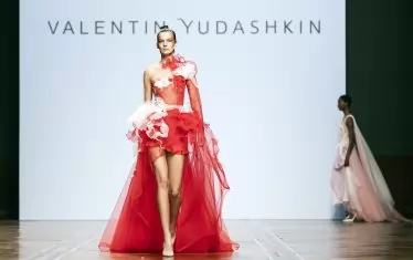 Един от най-изявените руски дизайнери, Юдашкин бе редовен участник в дефилетата в Париж. 